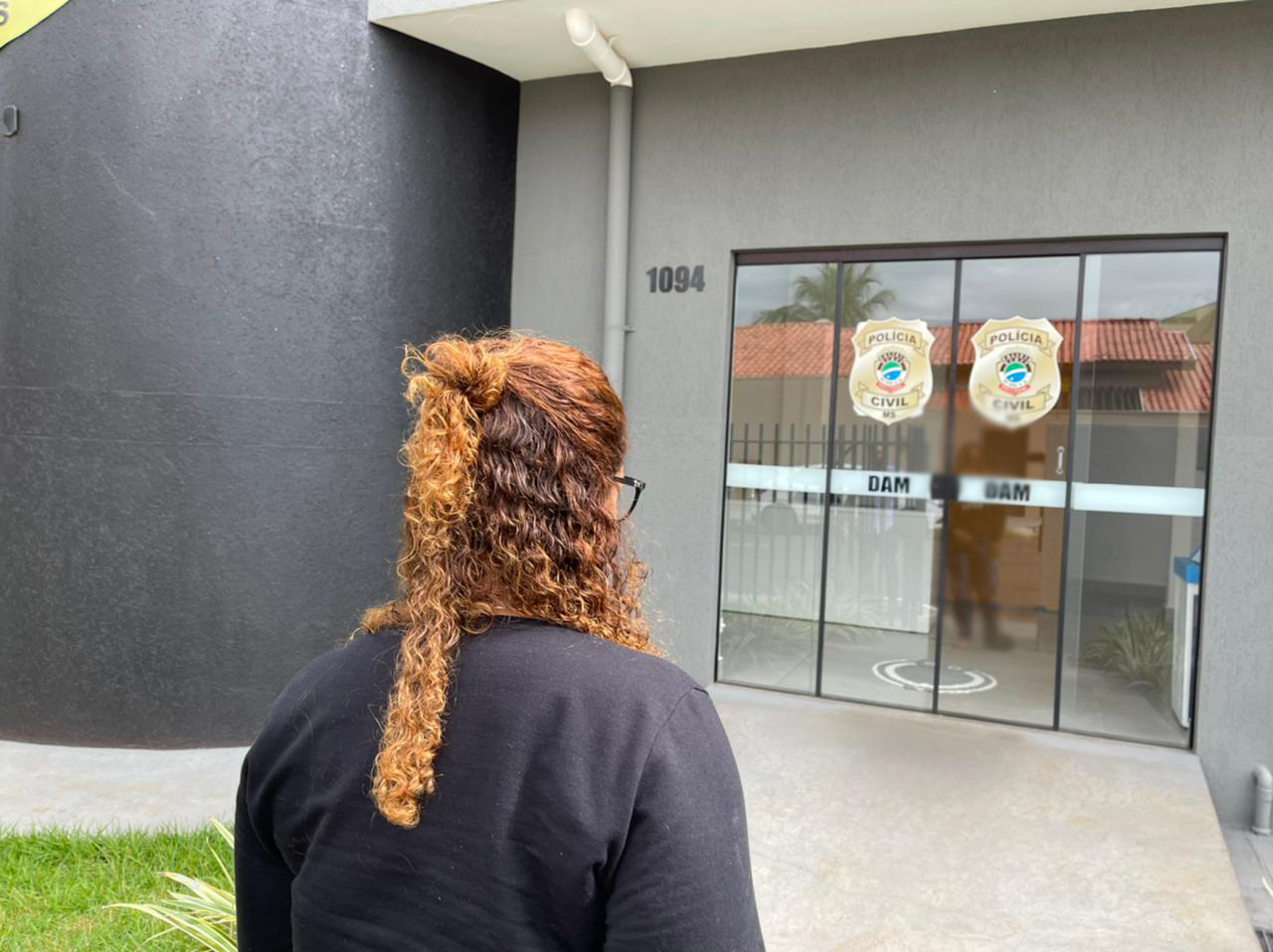 Momento em que a m&atilde;e de uma das v&iacute;timas chega na Delegacia da Mulher &ndash; Foto: Jornal da Nova